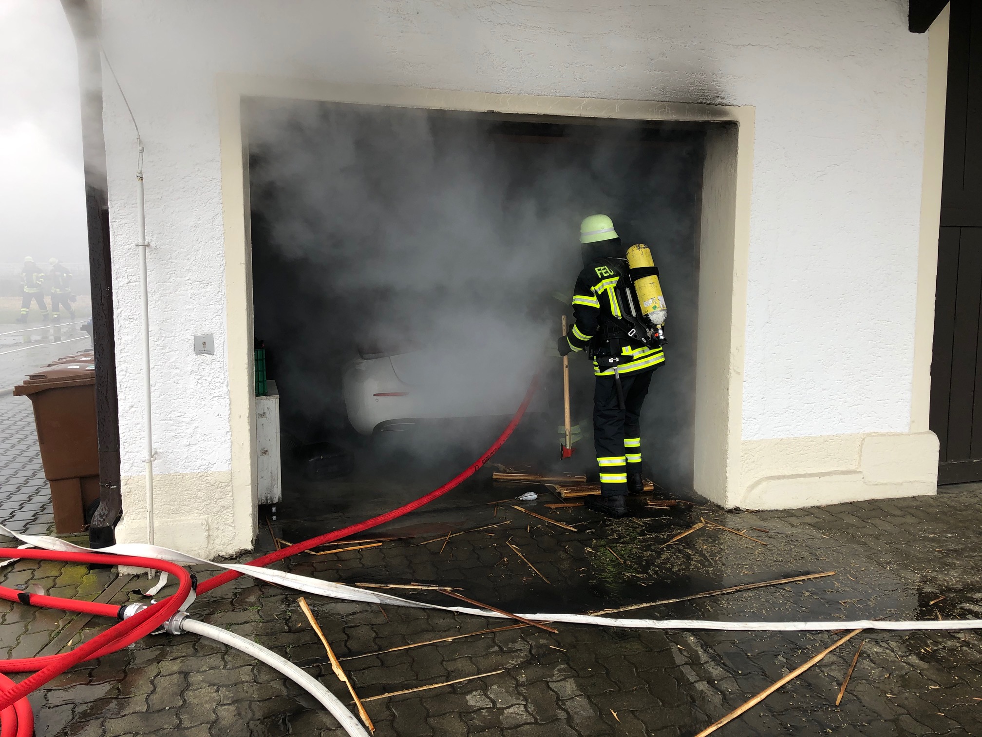 Mehr über den Artikel erfahren F 2 – Brand in Garage