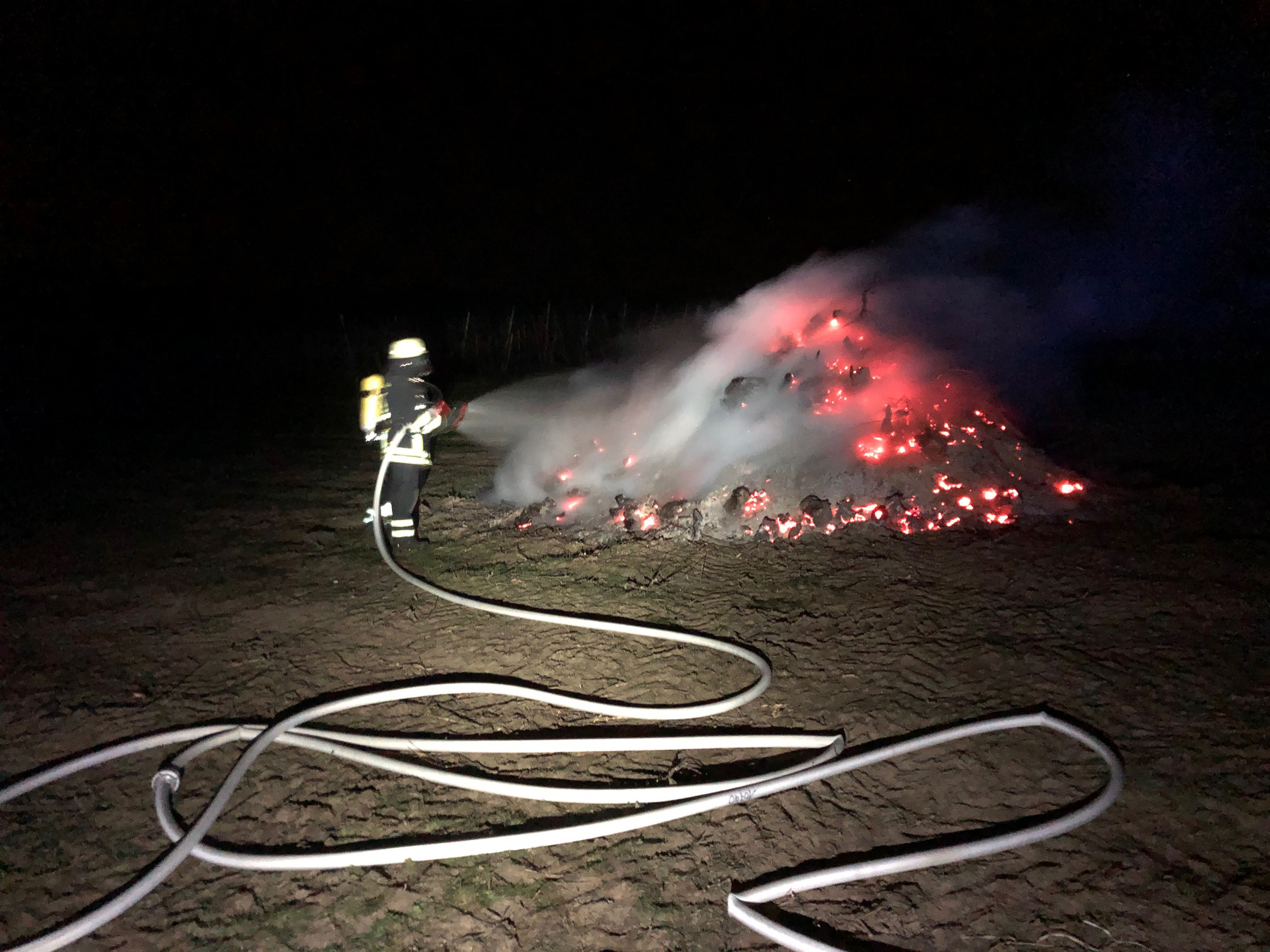 Mehr über den Artikel erfahren F 1 – Brennender Holzhaufen