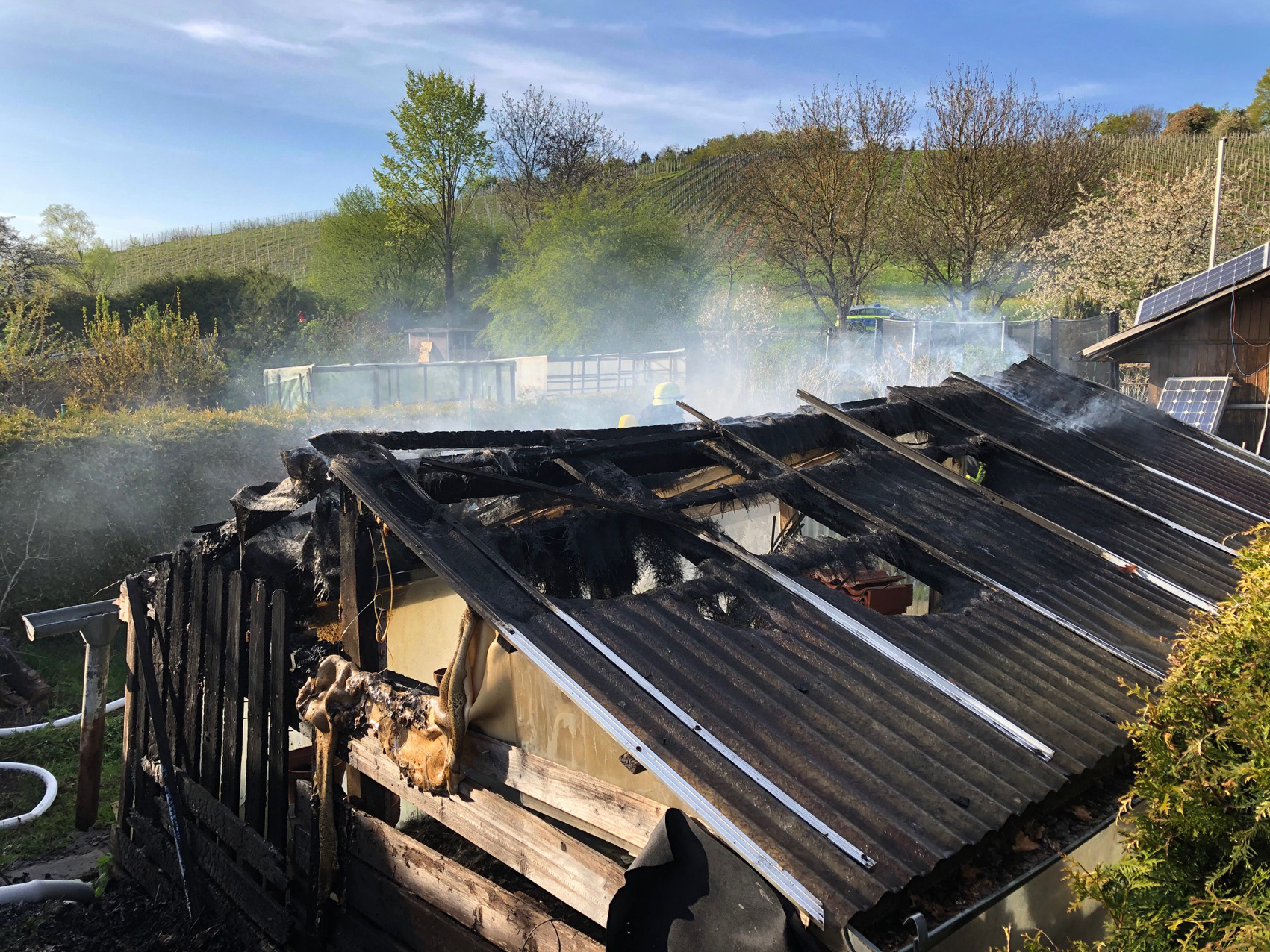 Mehr über den Artikel erfahren F 1 – Gartenhütte brennt