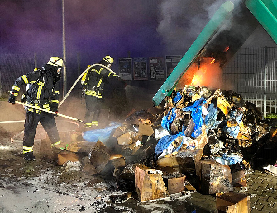 Mehr über den Artikel erfahren F 1 – Abfallcontainer brennt
