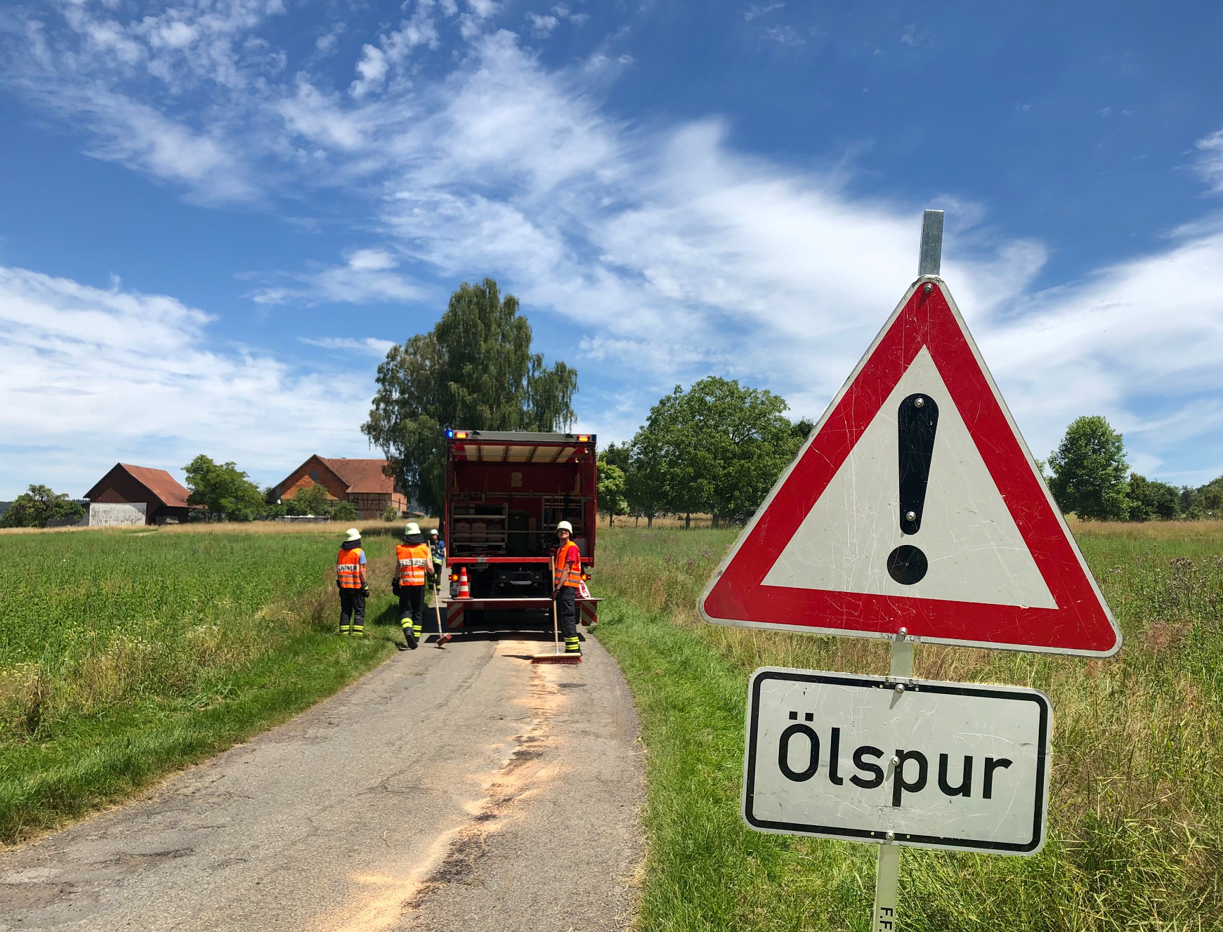 Mehr über den Artikel erfahren H 1 – Ölspur durch defekten PKW