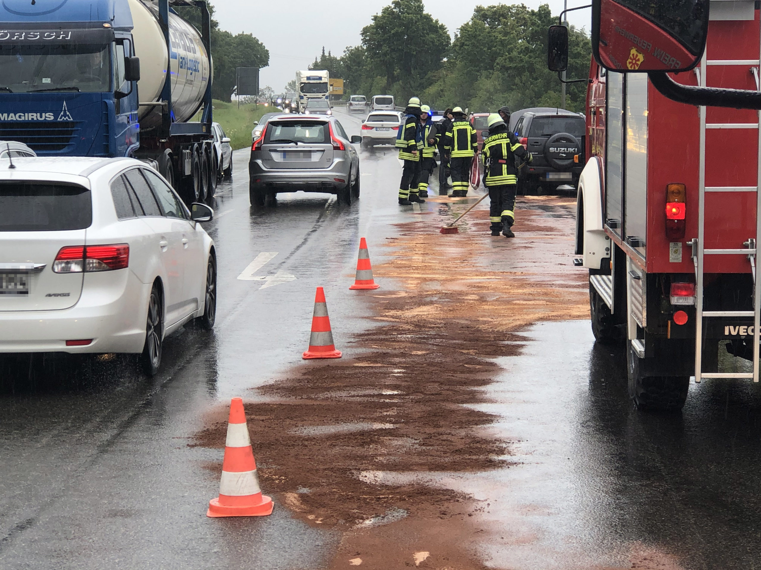 Mehr über den Artikel erfahren H ÖLSPUR 1 – PKW verliert Motoröl