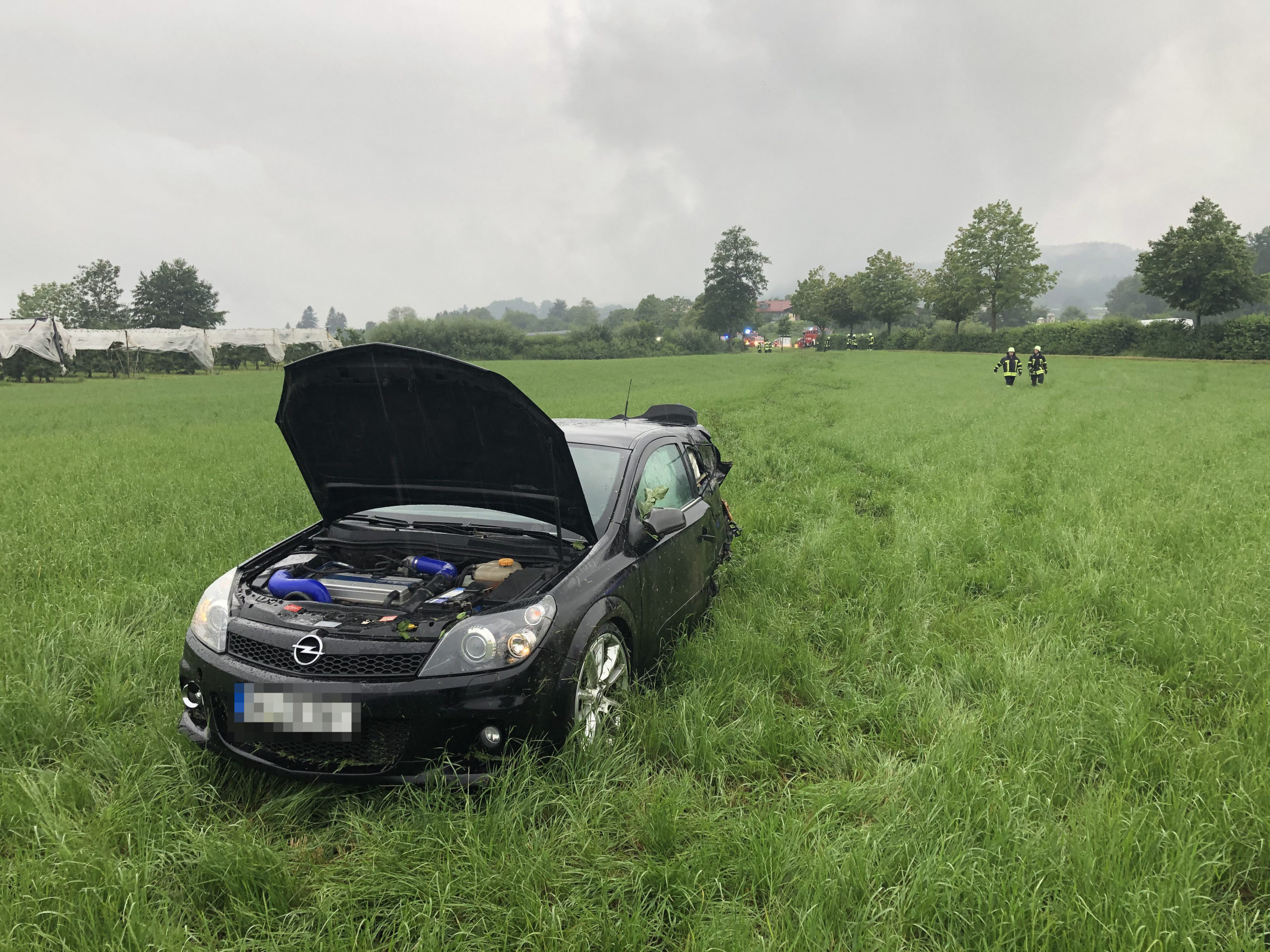 Mehr über den Artikel erfahren H 1 VU – PKW kommt von Straße ab