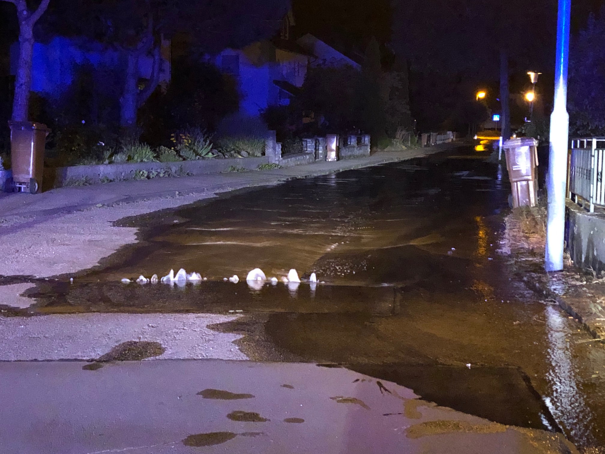 Mehr über den Artikel erfahren H 1 – Wasserrohrbruch in Straße