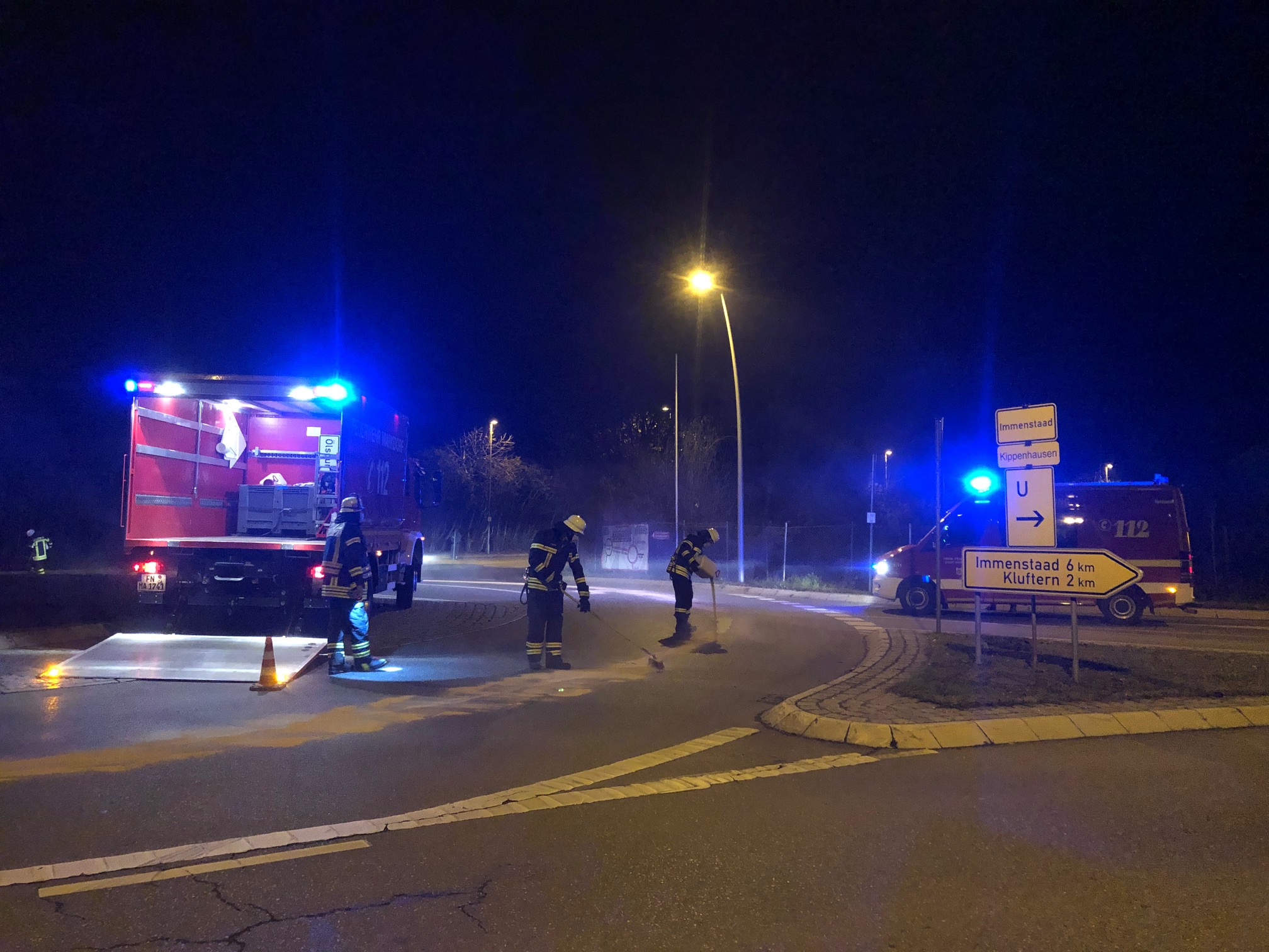 Mehr über den Artikel erfahren H ÖLSPUR 1 – Ölspur im Kreisverkehr