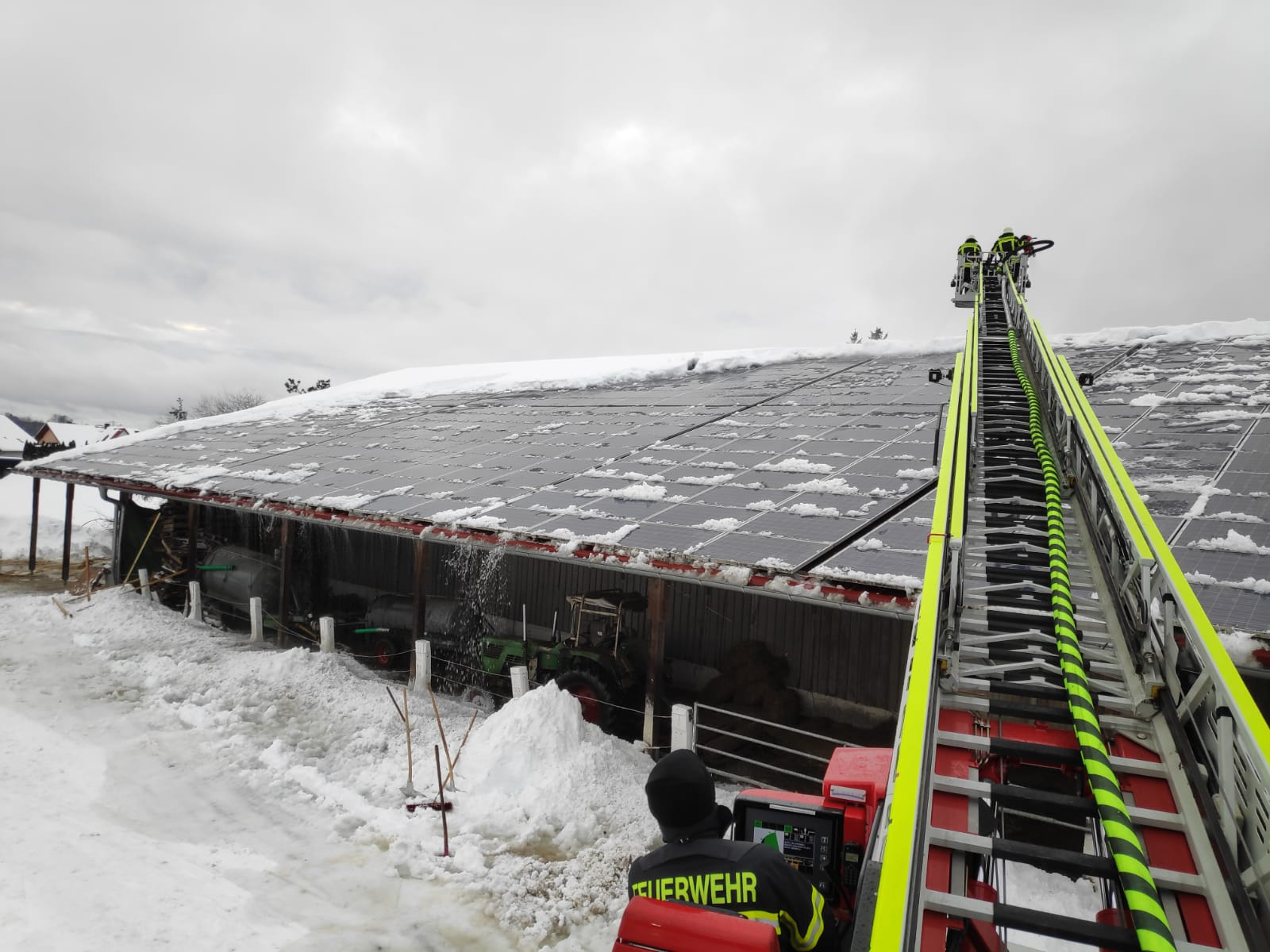 Mehr über den Artikel erfahren H 1 – Hallendach von Schneelast befreit