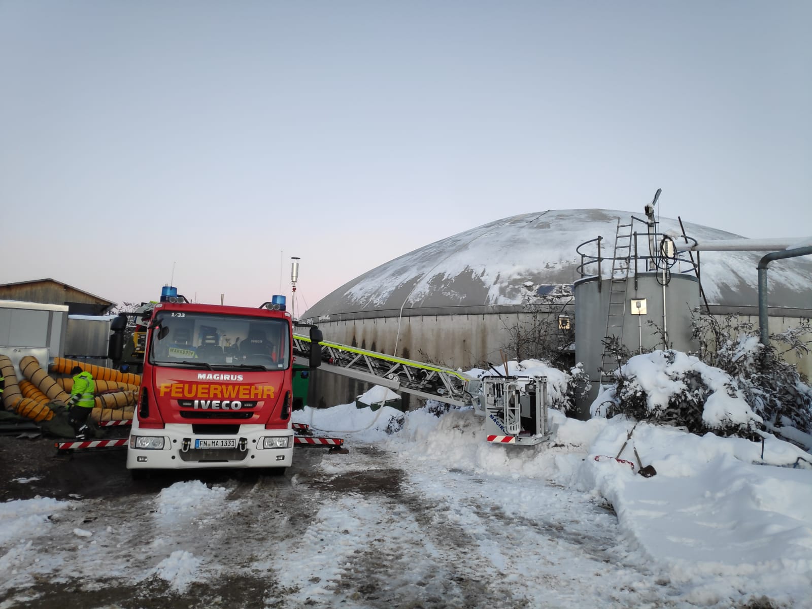 Mehr über den Artikel erfahren H 1 – Dach von Schneelast befreit