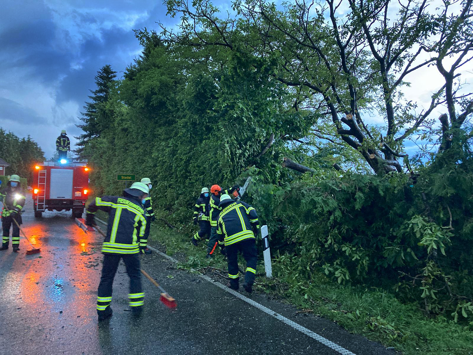 Mehr über den Artikel erfahren H 1 (Unwetter) – Baum auf B33