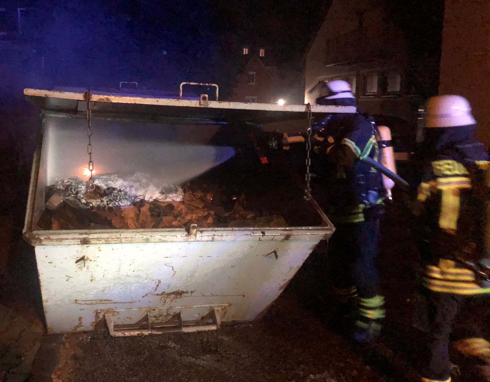 Mehr über den Artikel erfahren F 1 – Containerbrand
