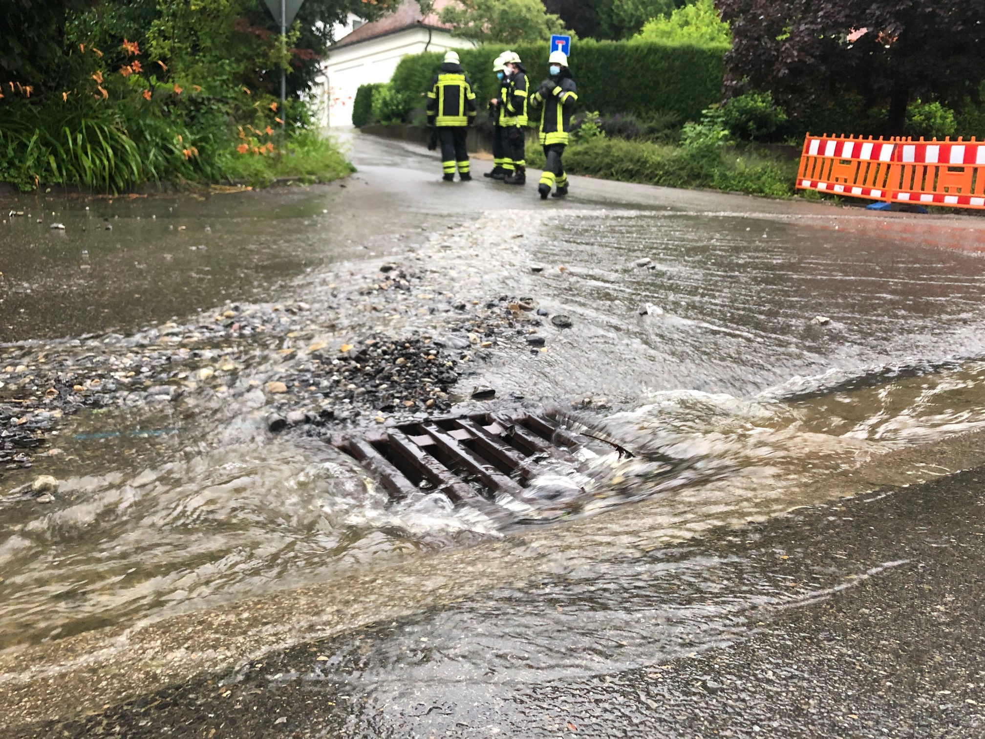 Mehr über den Artikel erfahren H 1 – Wasser läuft über Straße