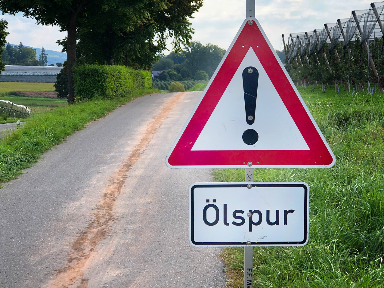 Mehr über den Artikel erfahren H ÖLSPUR 1 – Ölspur auf Wirtschaftsweg