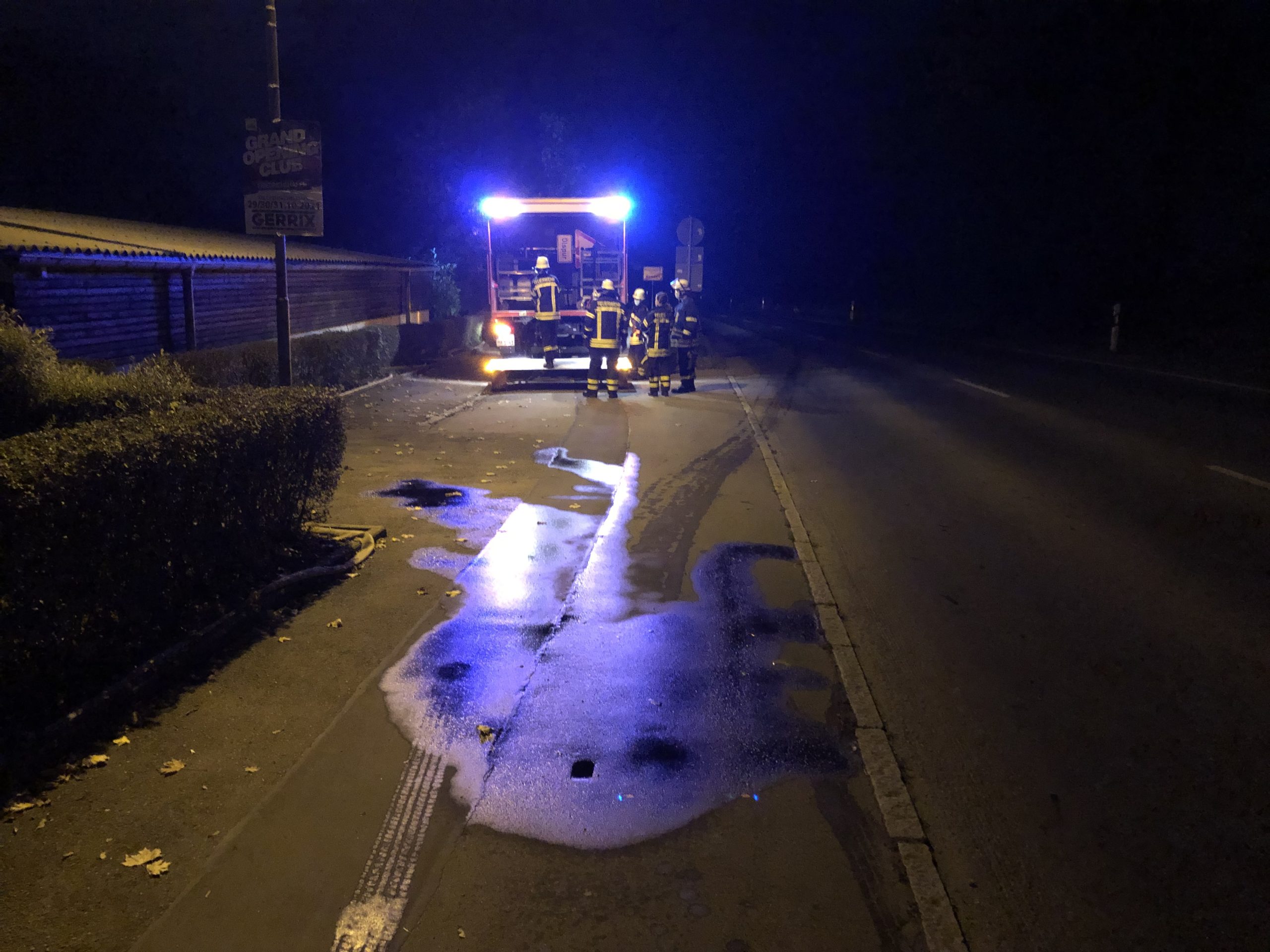 Mehr über den Artikel erfahren H ÖLSPUR 1 – PKW verliert Motoröl