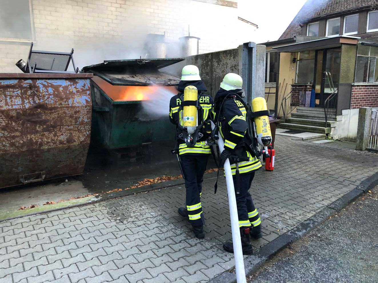 Mehr über den Artikel erfahren F 2 – Containerbrand