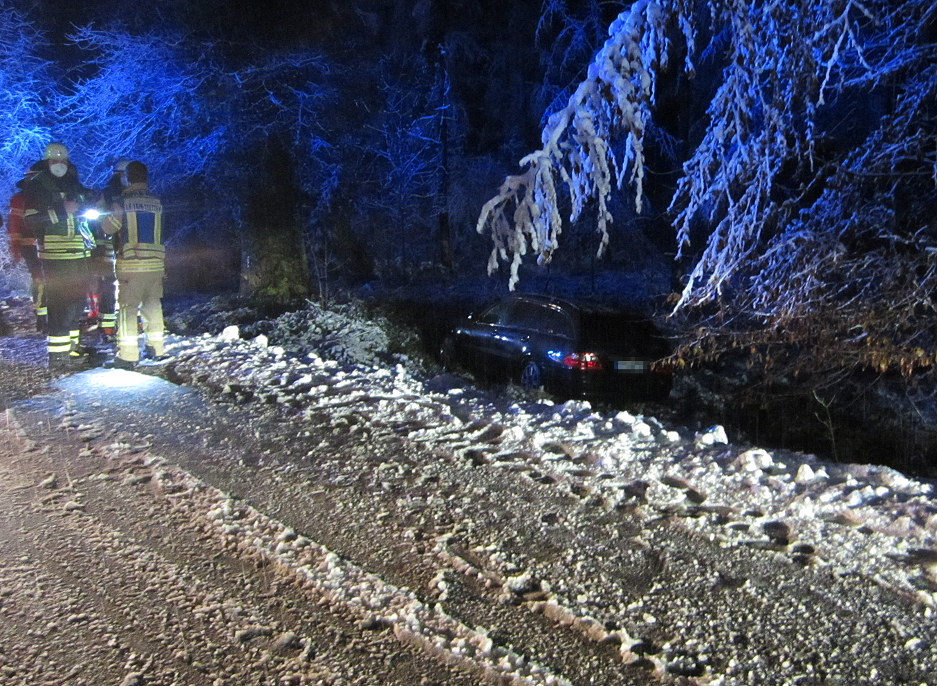 Mehr über den Artikel erfahren H 1 VU – PKW in Graben gerutscht