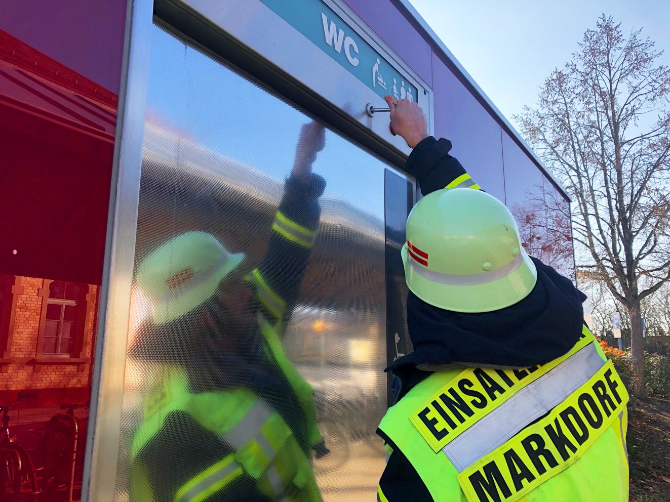 Mehr über den Artikel erfahren H TÜR 1 – Person in Toilettenanlage eingeschlossen