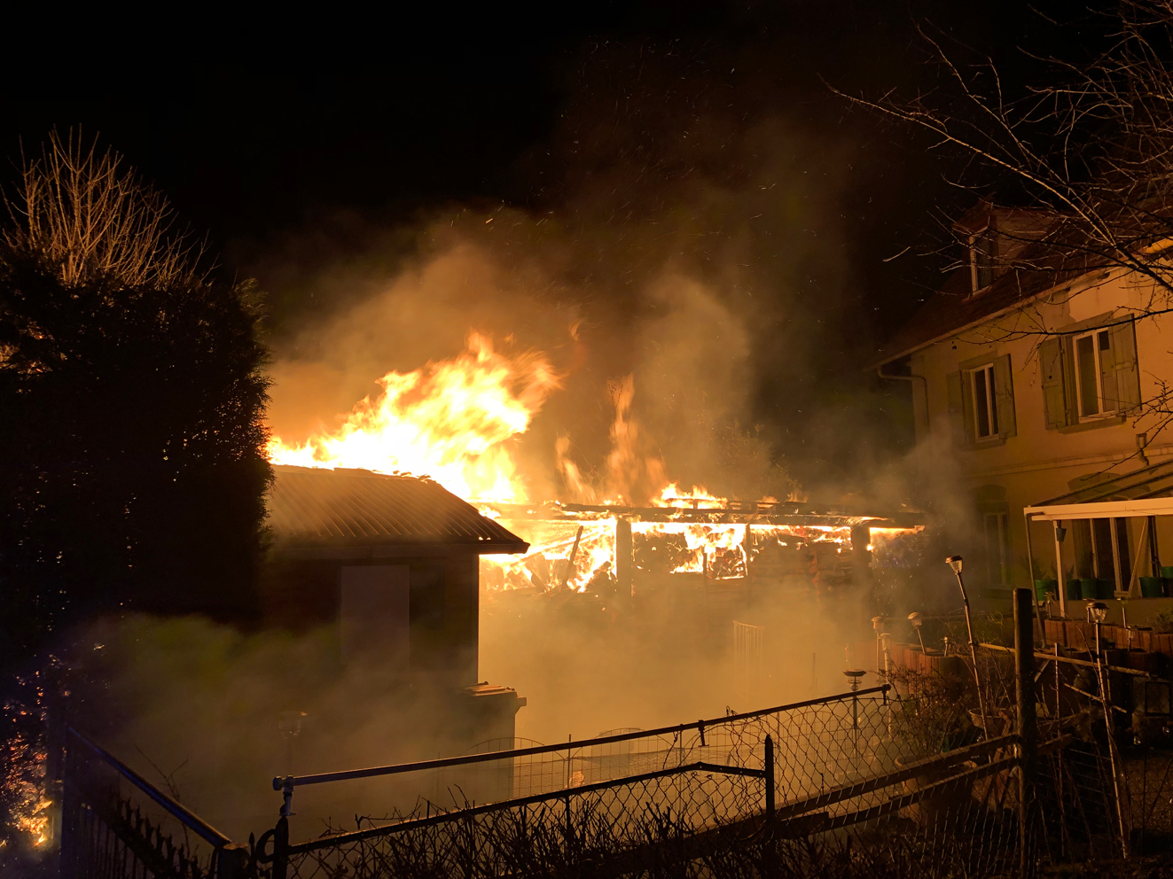 Mehr über den Artikel erfahren F 2 – Brand Gartenhütte und Holzlager