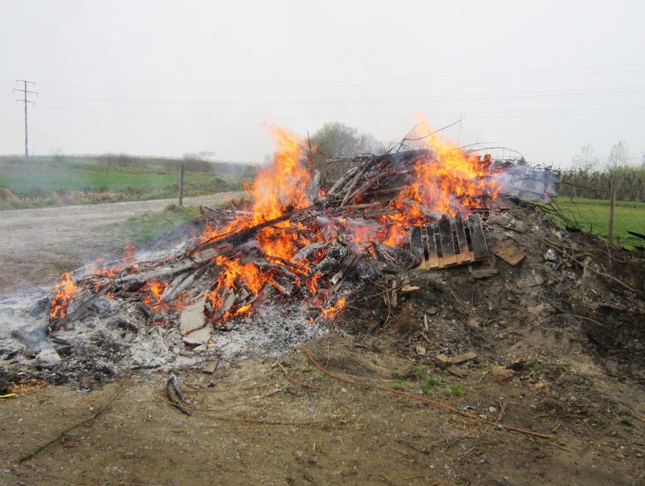 Mehr über den Artikel erfahren F 1 – Unklares Feuer mit Rauch sichtbar