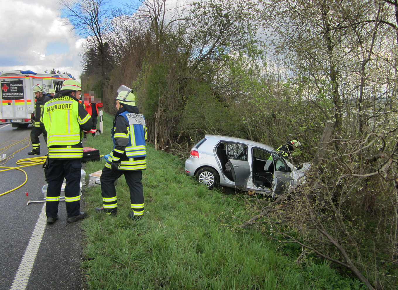 Mehr über den Artikel erfahren H 2 VU – PKW von Straße abgekommen – Zwei Personen eingeschlossen