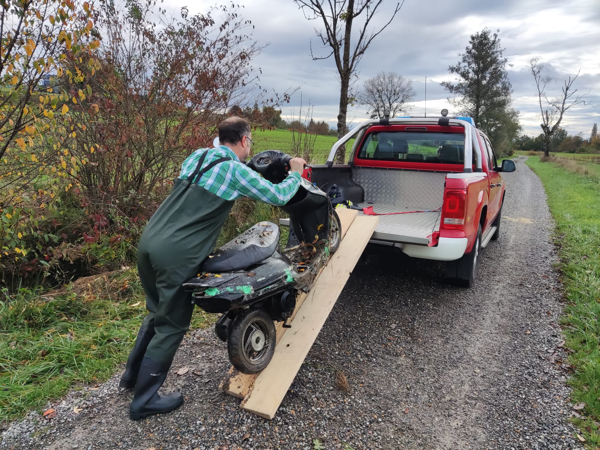 Mehr über den Artikel erfahren H 1 VU – Motorroller im Graben