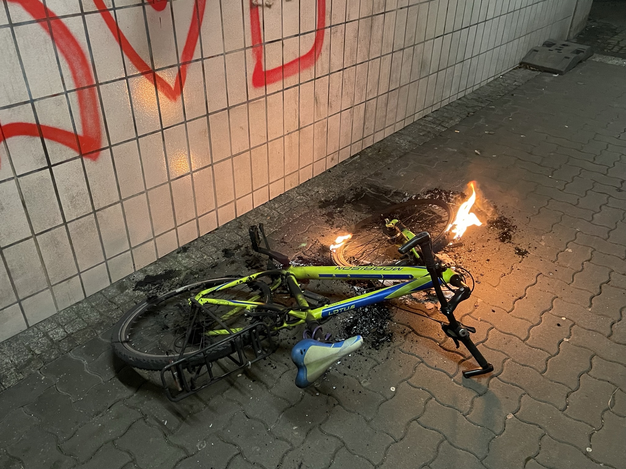 Mehr über den Artikel erfahren F1 – Fahrrad brennt in Unterführung