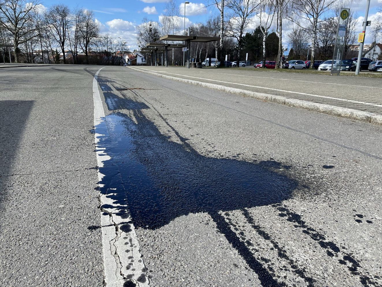 Mehr über den Artikel erfahren H ÖLSPUR 1 – Bus verursacht große Ölspur