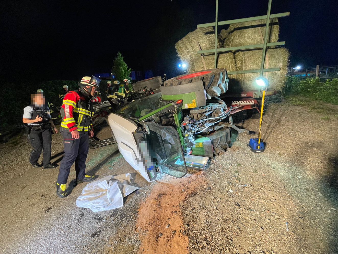 Mehr über den Artikel erfahren H 2 VU – Traktor umgekippt und Fahrer eingeklemmt