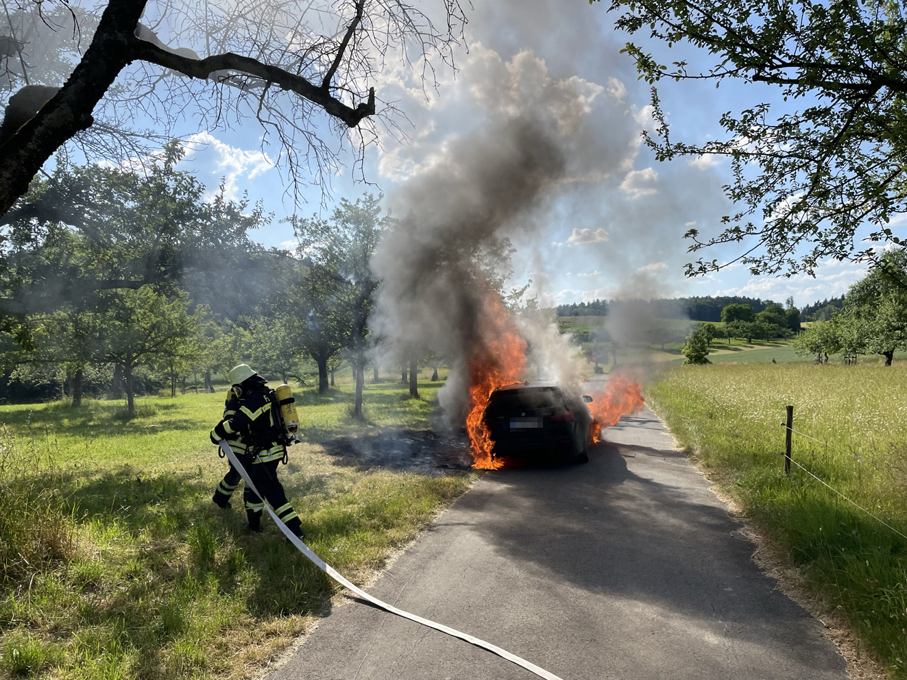 Mehr über den Artikel erfahren F 1 – PKW brennt auf K 7744