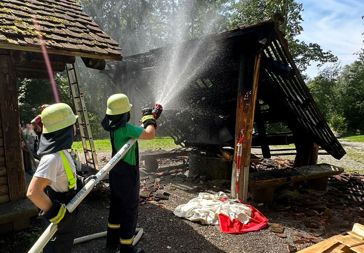 Mehr über den Artikel erfahren F 1 – Nachlöscharbeiten an Grillhütte
