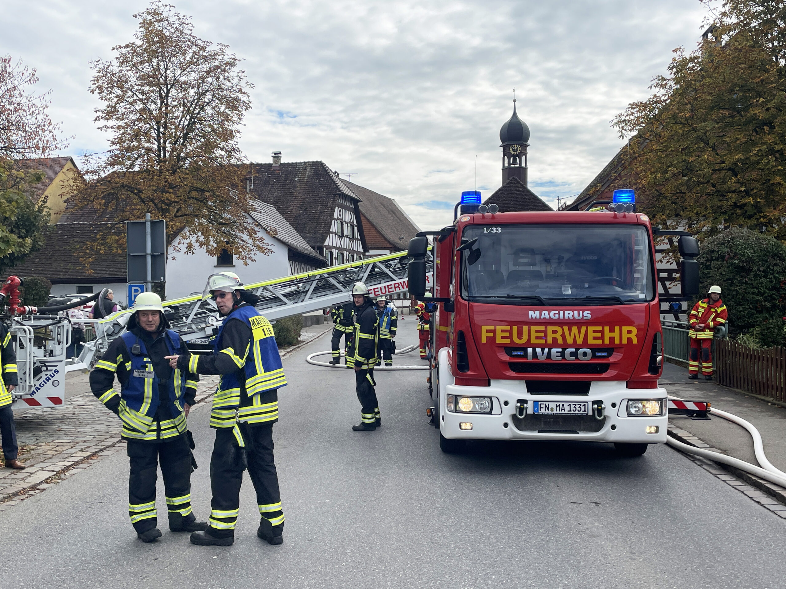 Mehr über den Artikel erfahren F 3 – Drehleiter, GW A/S und weitere nach Bermatingen