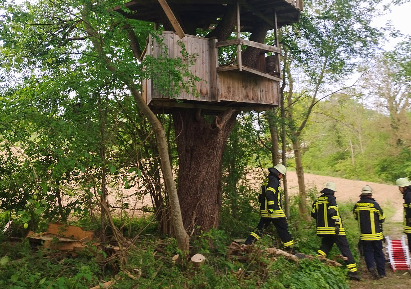 Mehr über den Artikel erfahren H 1 – Drei Kinder aus Baumhaus gerettet