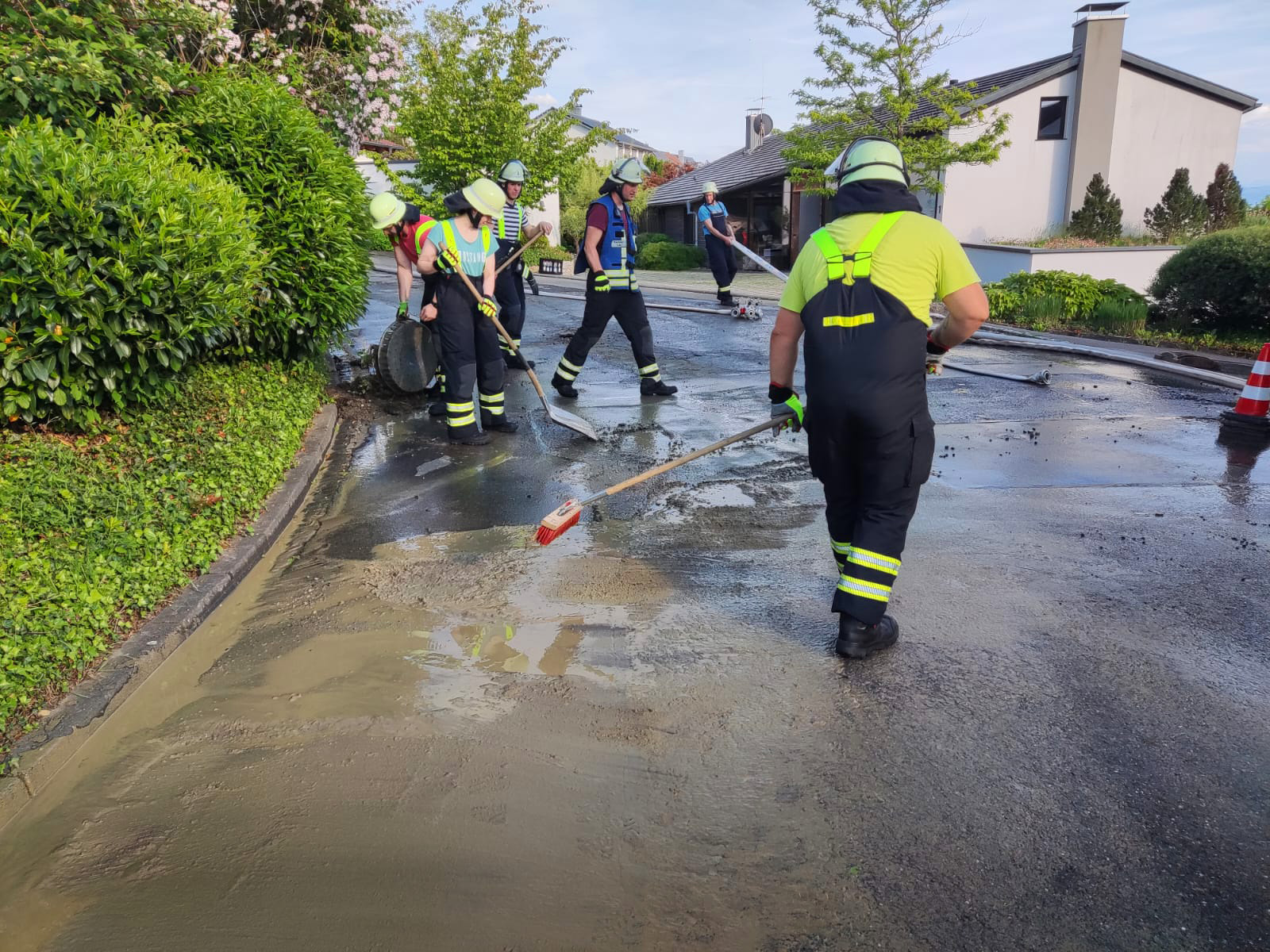 Mehr über den Artikel erfahren H 1 – Wasseraustritt aus Straße