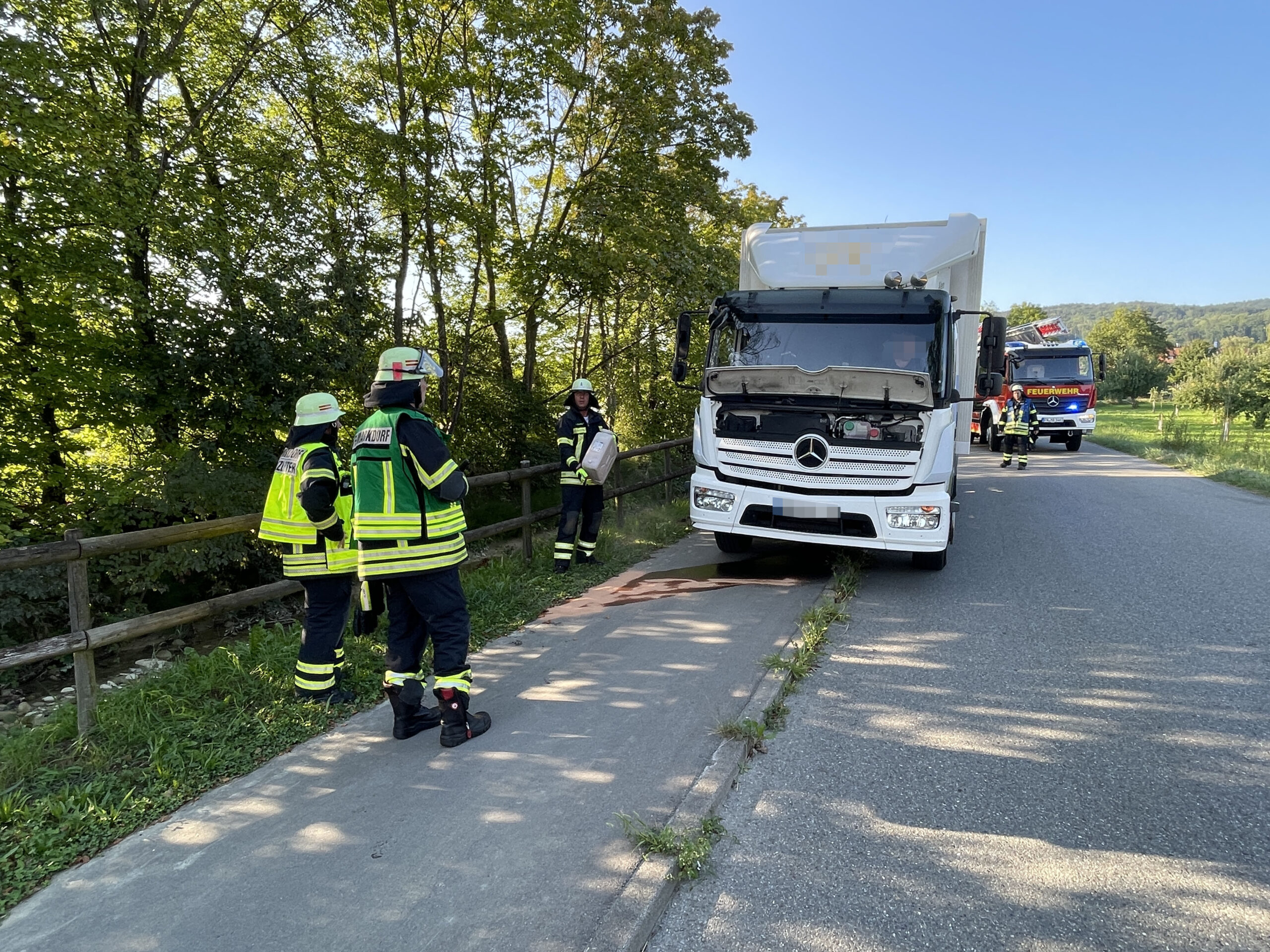 Mehr über den Artikel erfahren H ÖL WASSER – LKW verliert Flüssigkeit