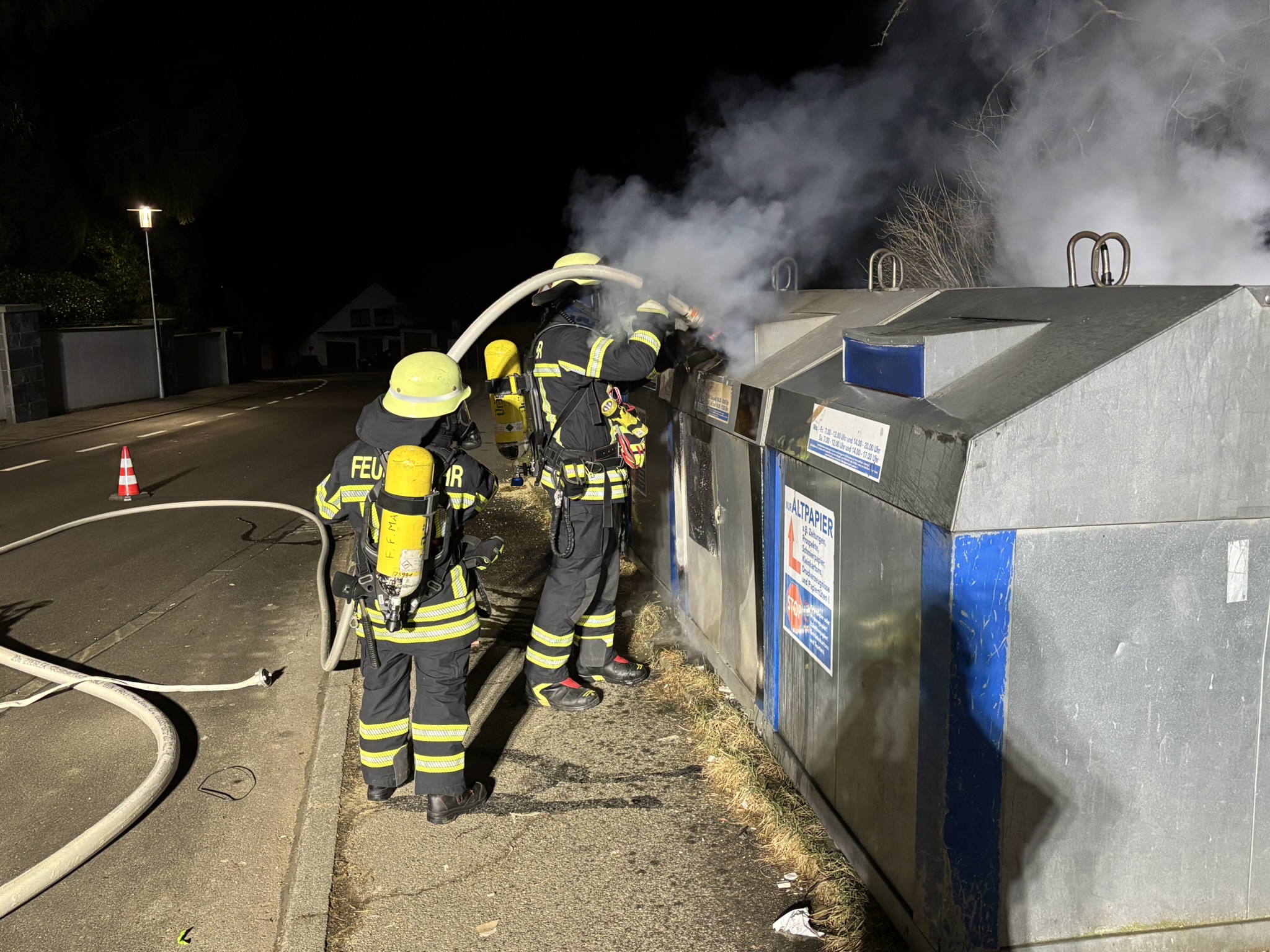 Mehr über den Artikel erfahren F 1 – Brand im Altpapiercontainer