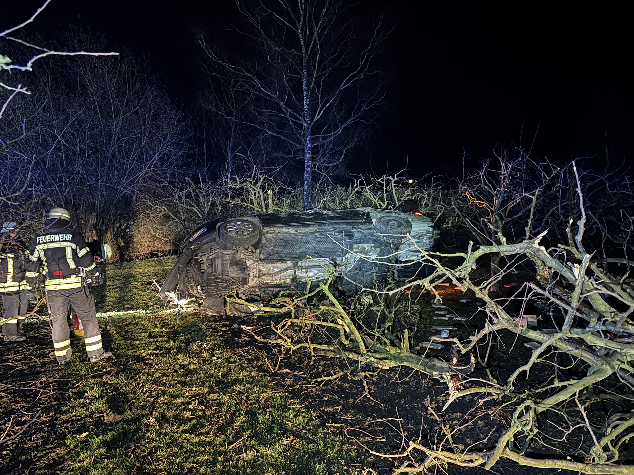 Mehr über den Artikel erfahren H 1 VU – Fahrzeug überschlägt sich am Ortseingang Ittendorf