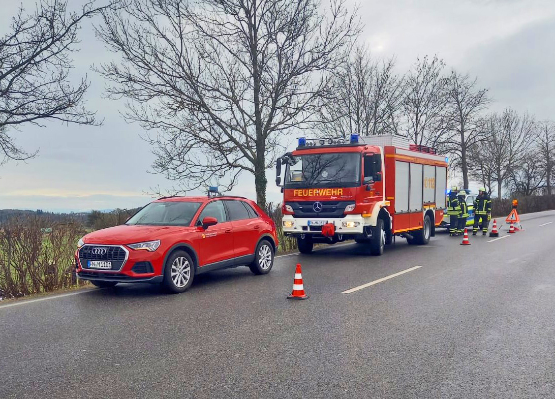 Mehr über den Artikel erfahren H 1 VU – Fahrzeugkollision auf B33 bei Stadel