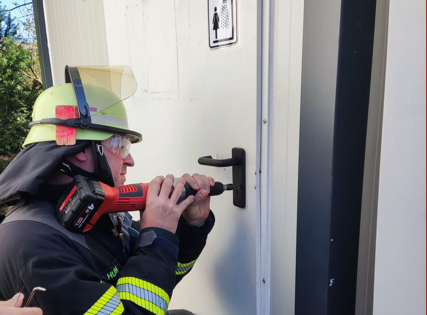 Mehr über den Artikel erfahren H TÜR 2 – Türöffnung an Duschcontainer