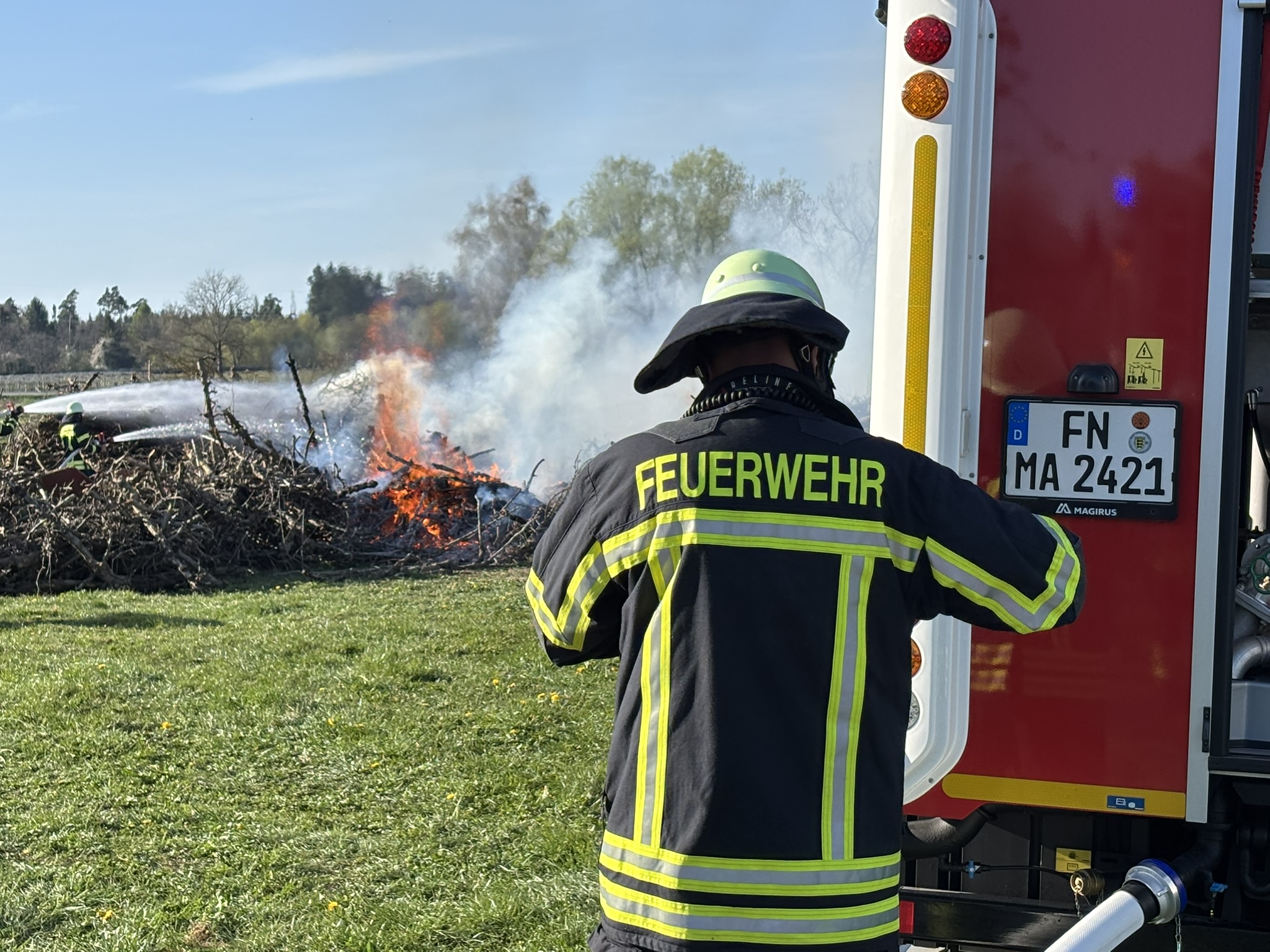 Mehr über den Artikel erfahren F 1 – Großer brennender Holzhaufen