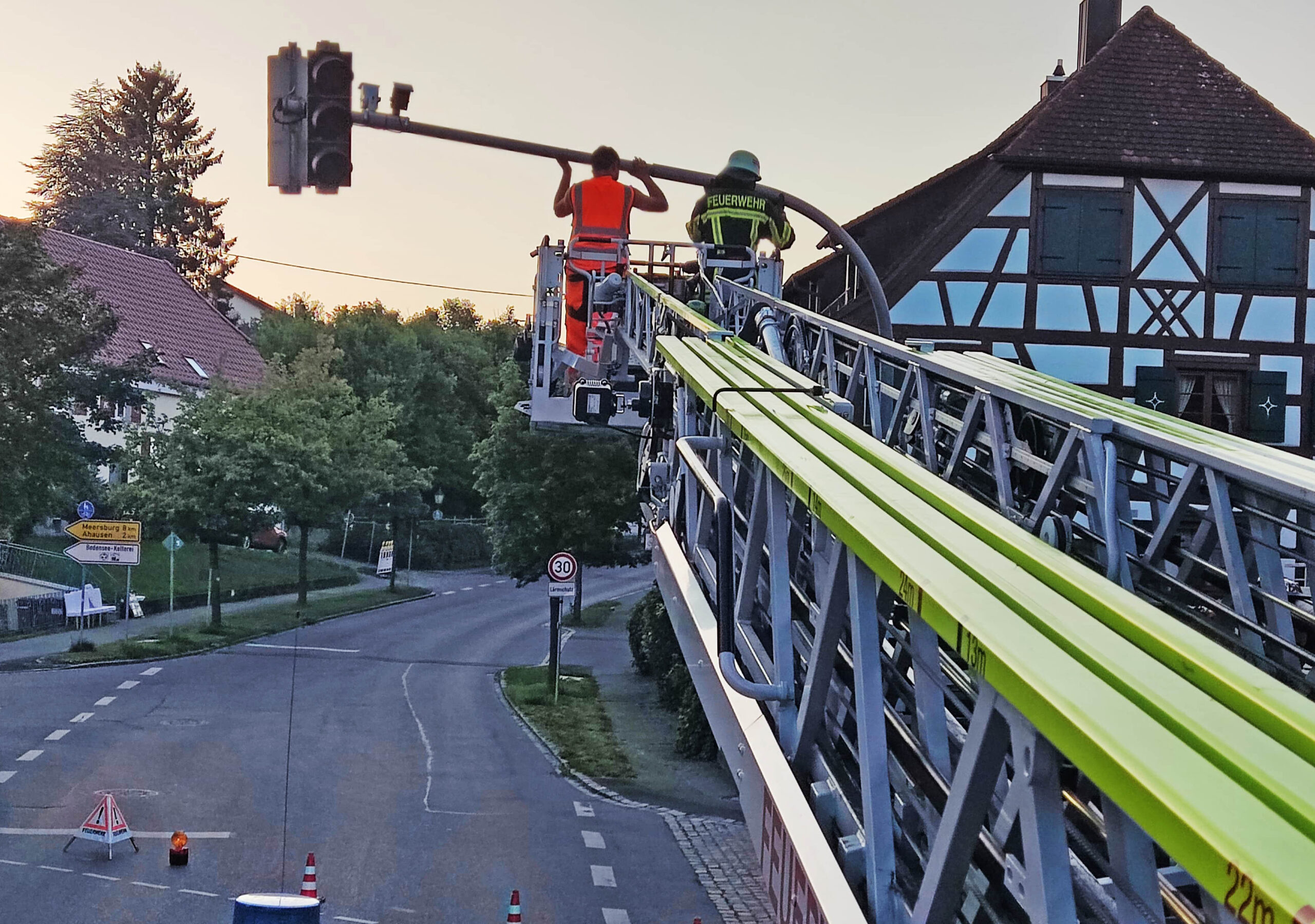 Mehr über den Artikel erfahren Z DLK – Drehleiter nach Bermatingen