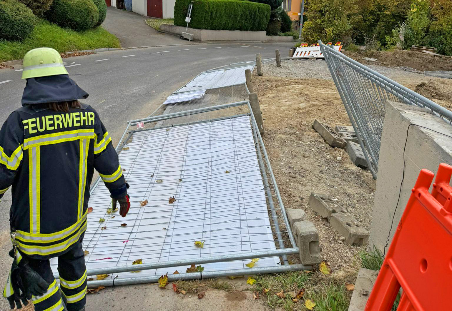 Mehr über den Artikel erfahren H 1 – Bauzaun umgefallen