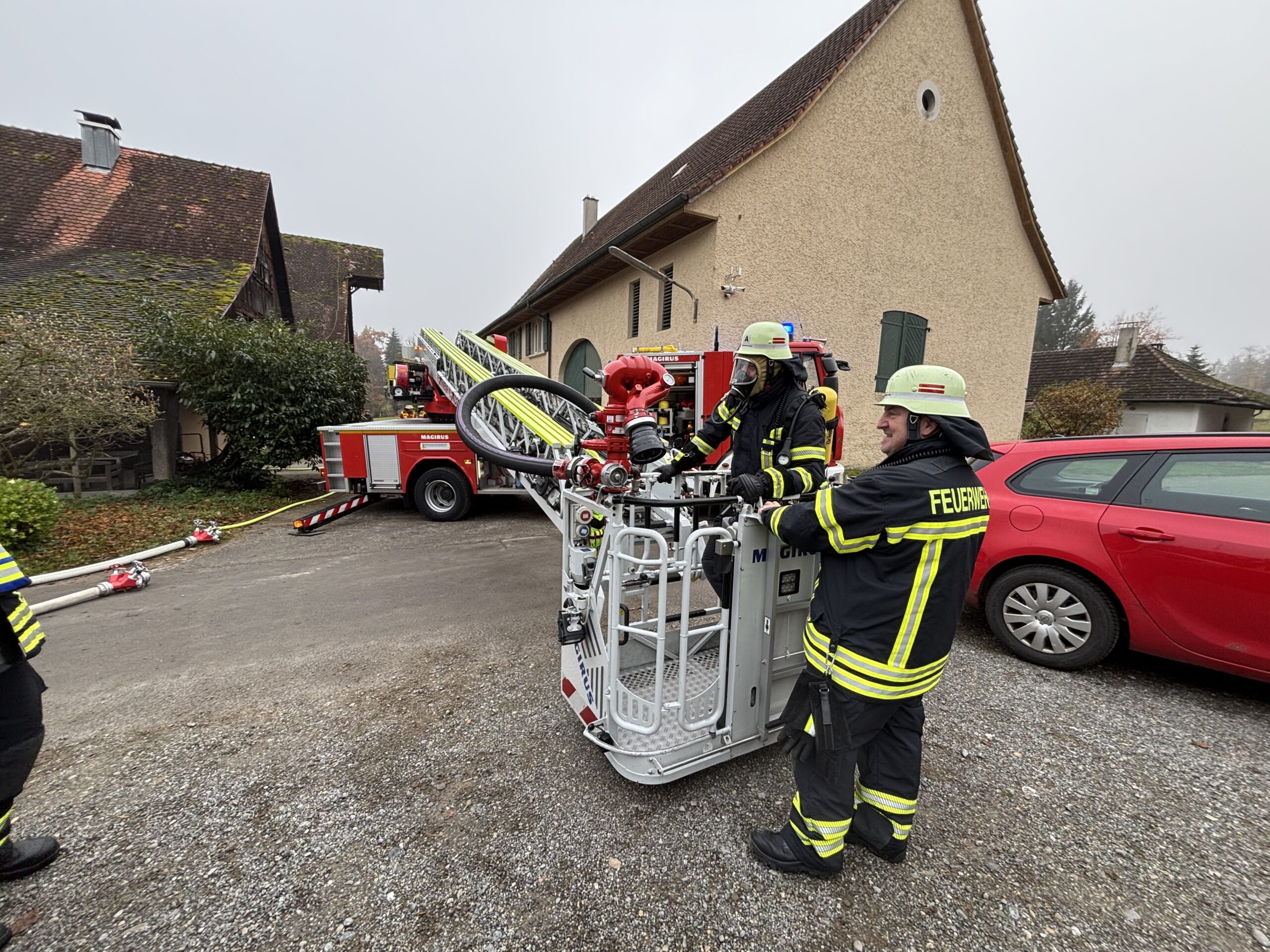 Mehr über den Artikel erfahren B Kamin – Drehleiter, LF16 und GW A/S nach Bermatingen