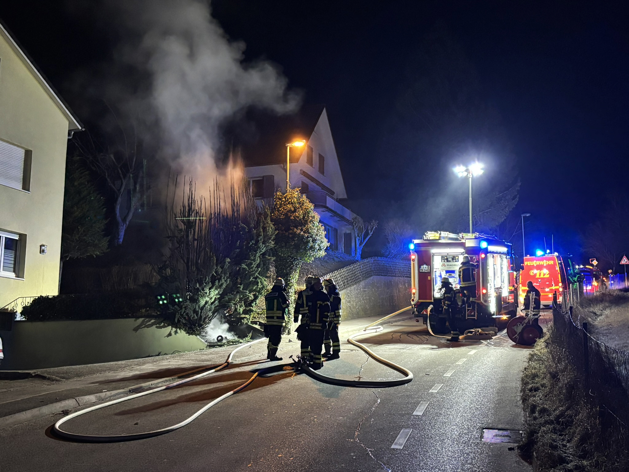 Mehr über den Artikel erfahren B3 VEGETATION – Brennende Hecke und Gebäude gefährdet