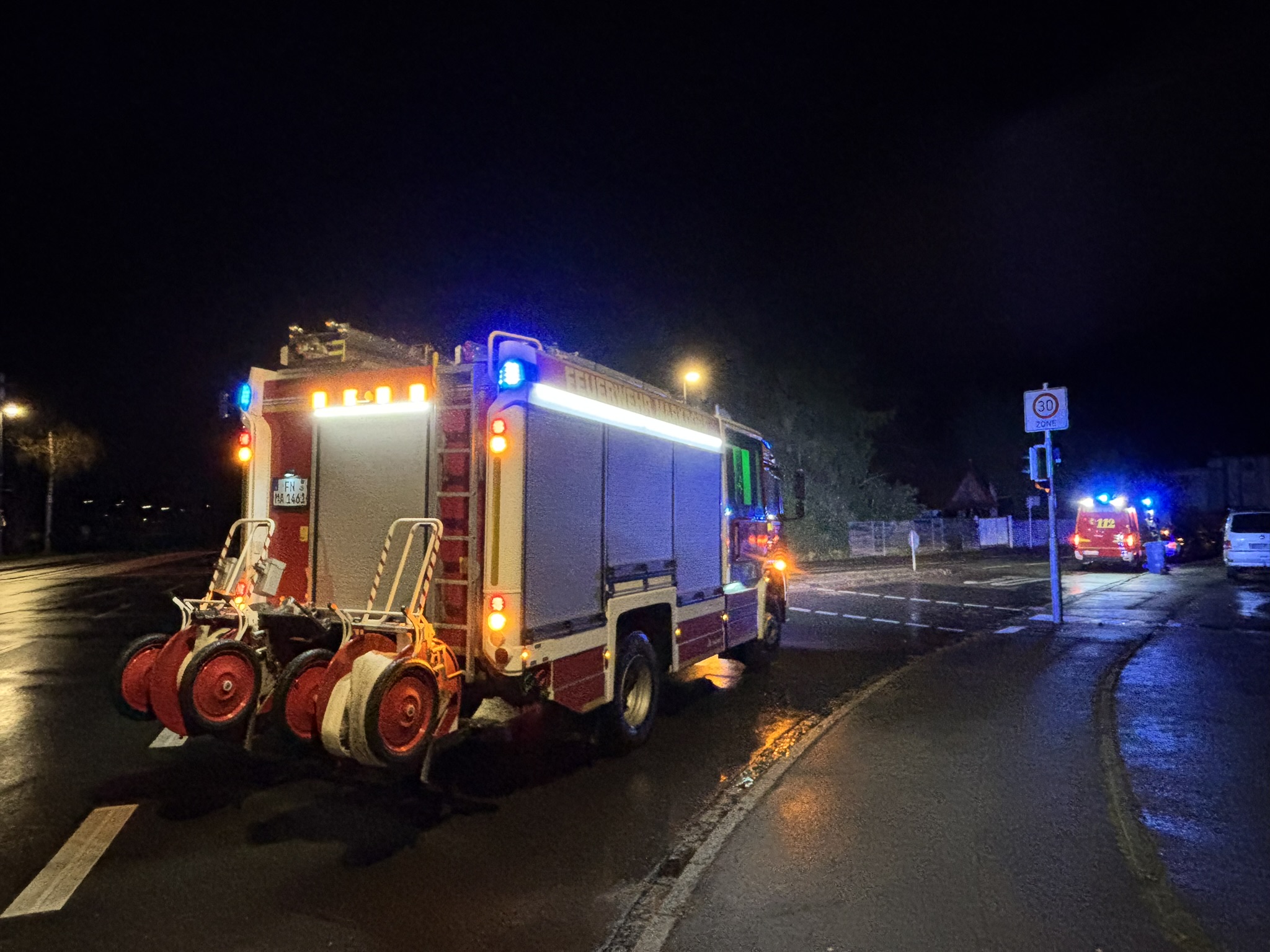 Mehr über den Artikel erfahren H1 DRINGEND – Strommast schlägt Funken