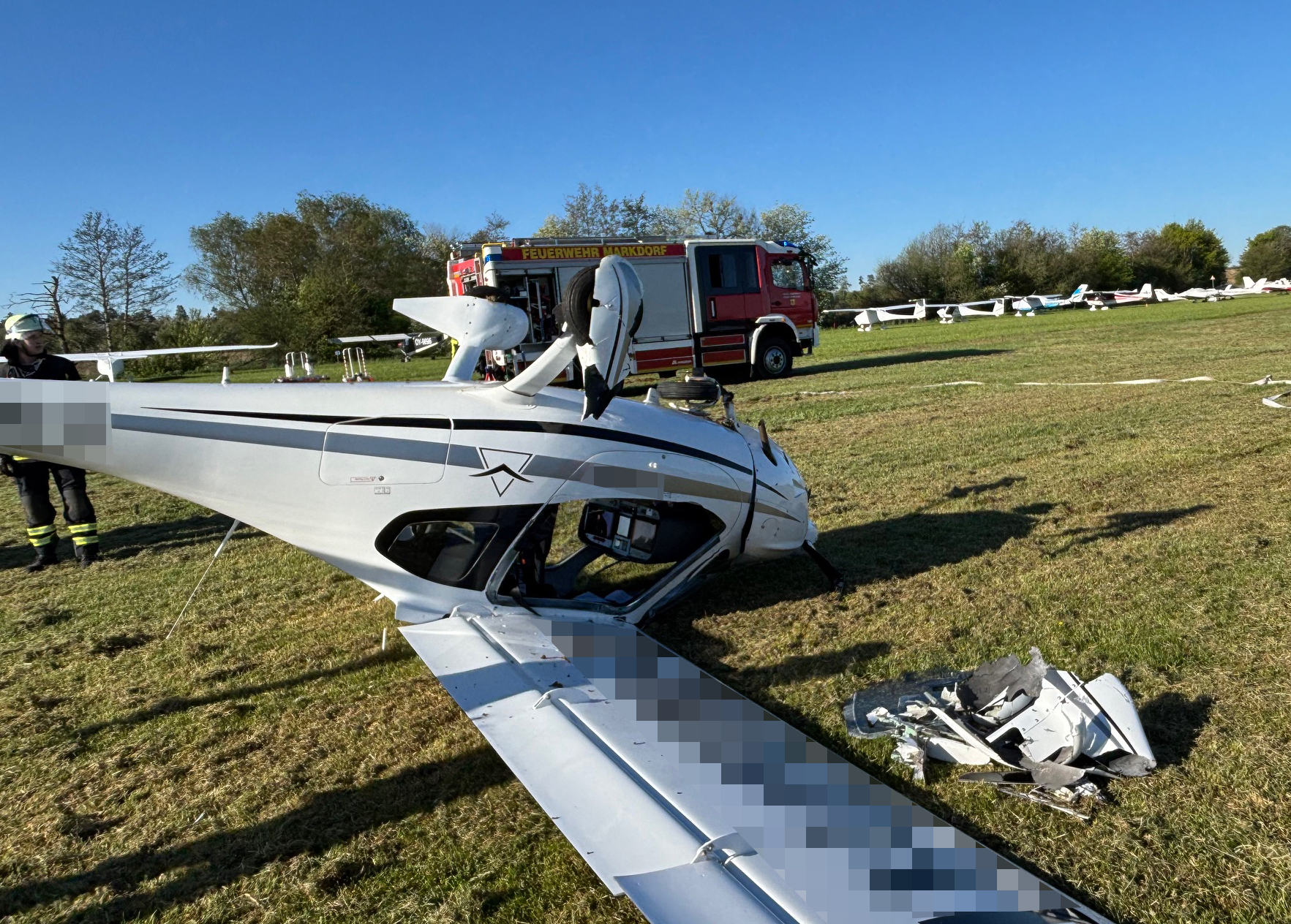 Mehr über den Artikel erfahren H3 FLUGZEUG – UL-Flugzeug überschlägt sich bei Landung