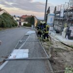 H1 – Bauzaun blockiert Gehweg und Fahrbahn teilweise